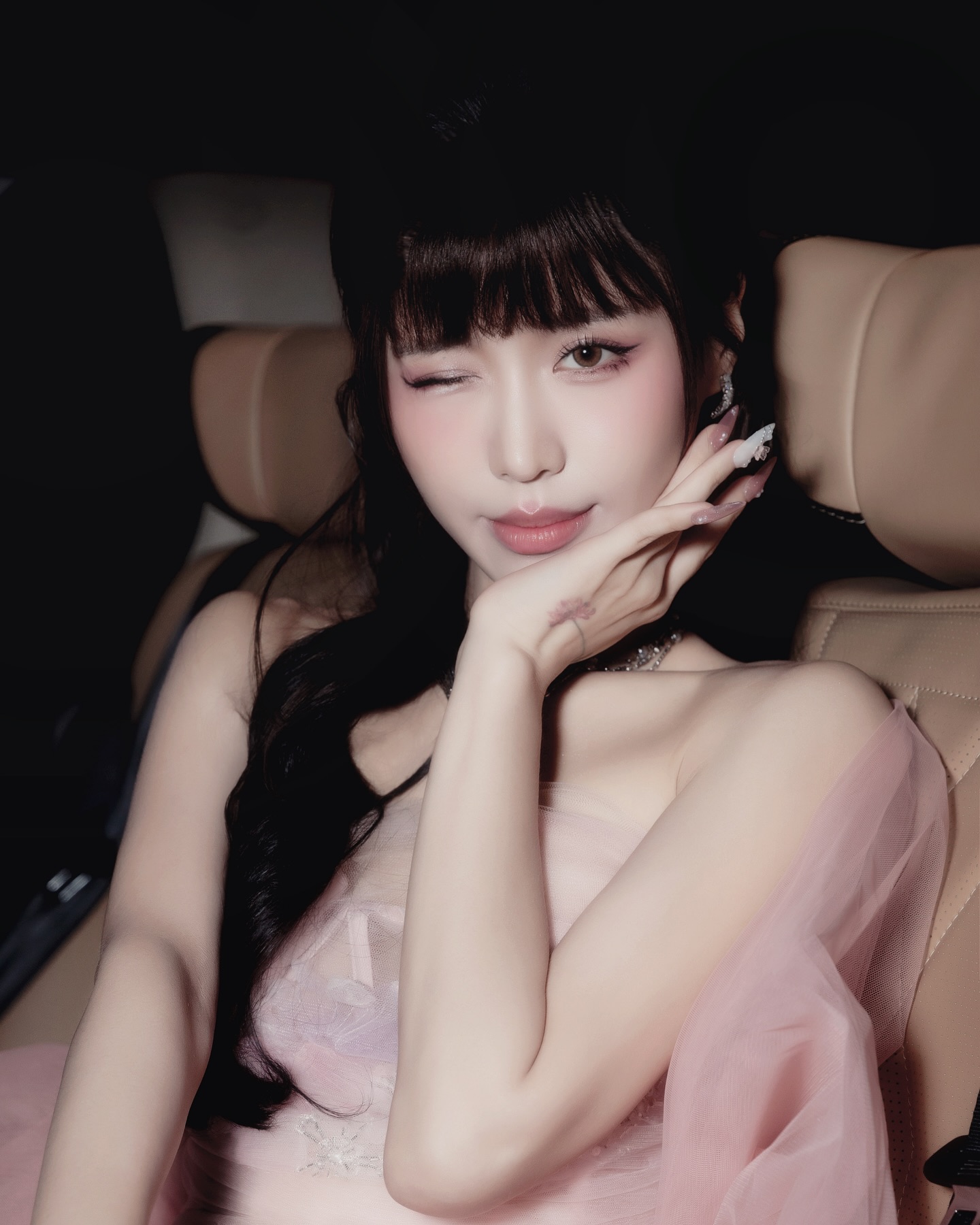 "Nữ thần màn LED" khiến cả triệu người mê mẩn: Hóa ra là mỹ nhân eo nhỏ nhất Vbiz- Ảnh 10. "Nữ thần màn LED" khiến cả triệu người mê mẩn: Hóa ra là mỹ nhân eo nhỏ nhất Vbiz- Ảnh 10.