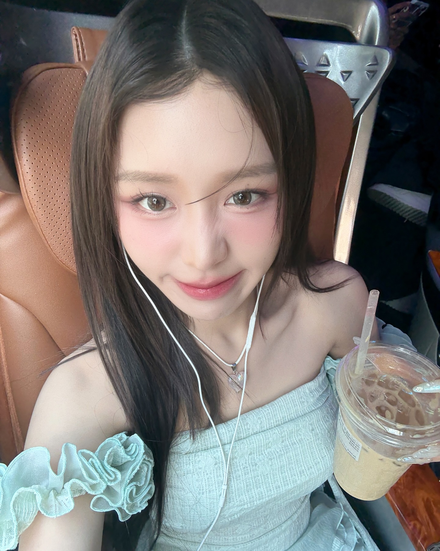 "Nữ thần màn LED" khiến cả triệu người mê mẩn: Hóa ra là mỹ nhân eo nhỏ nhất Vbiz- Ảnh 11. "Nữ thần màn LED" khiến cả triệu người mê mẩn: Hóa ra là mỹ nhân eo nhỏ nhất Vbiz- Ảnh 11.