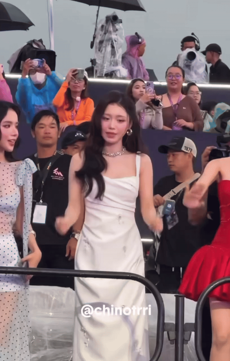 "Nữ thần màn LED" khiến cả triệu người mê mẩn: Hóa ra là mỹ nhân eo nhỏ nhất Vbiz- Ảnh 1. "Nữ thần màn LED" khiến cả triệu người mê mẩn: Hóa ra là mỹ nhân eo nhỏ nhất Vbiz- Ảnh 1.