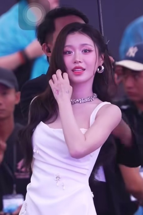 "Nữ thần màn LED" khiến cả triệu người mê mẩn: Hóa ra là mỹ nhân eo nhỏ nhất Vbiz- Ảnh 2. "Nữ thần màn LED" khiến cả triệu người mê mẩn: Hóa ra là mỹ nhân eo nhỏ nhất Vbiz- Ảnh 2.