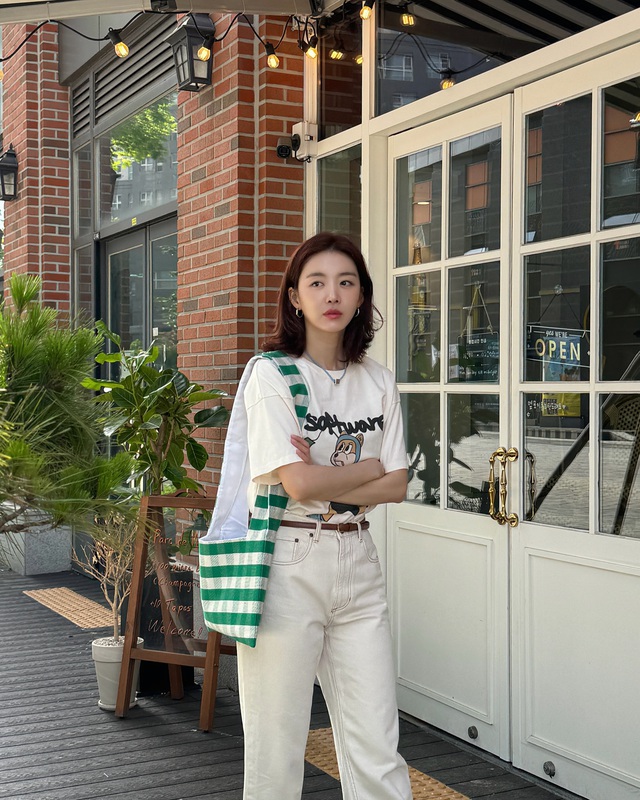 Phụ nữ trên 40 tuổi cứ mặc quần jeans theo 10 cách này, đảm bảo là vừa đẹp, vừa trẻ trung- Ảnh 8.