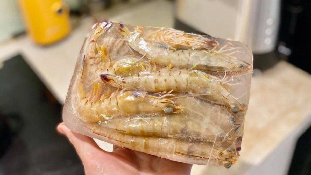 Rã đông tôm mà ngâm vào bát nước là sai lầm: Chủ cửa hàng hải sản dạy một mẹo cực nhanh, chưa đến 5 phút- Ảnh 1.