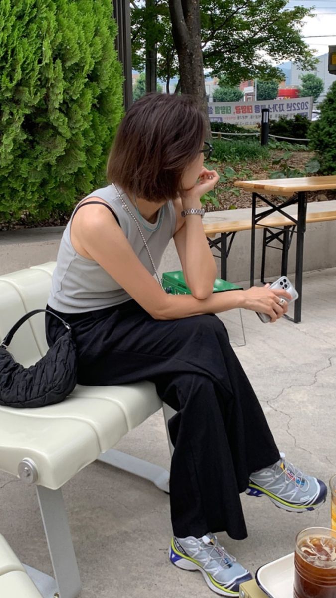 Salomon - Đôi sneakers “thô kệch” trở thành đồng phục của hội IT girl toàn cầu- Ảnh 24.