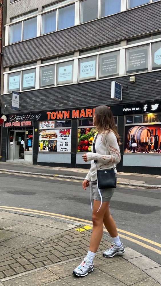 Salomon - Đôi sneakers “thô kệch” trở thành đồng phục của hội IT girl toàn cầu- Ảnh 37.