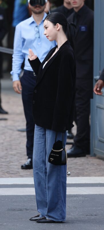 Show Prada hiu hắt đến tội, dàn Đại sứ đồng loạt mất tích vì đâu? show prada hiu hat den toi dan dai su dong loat mat tich vi dau