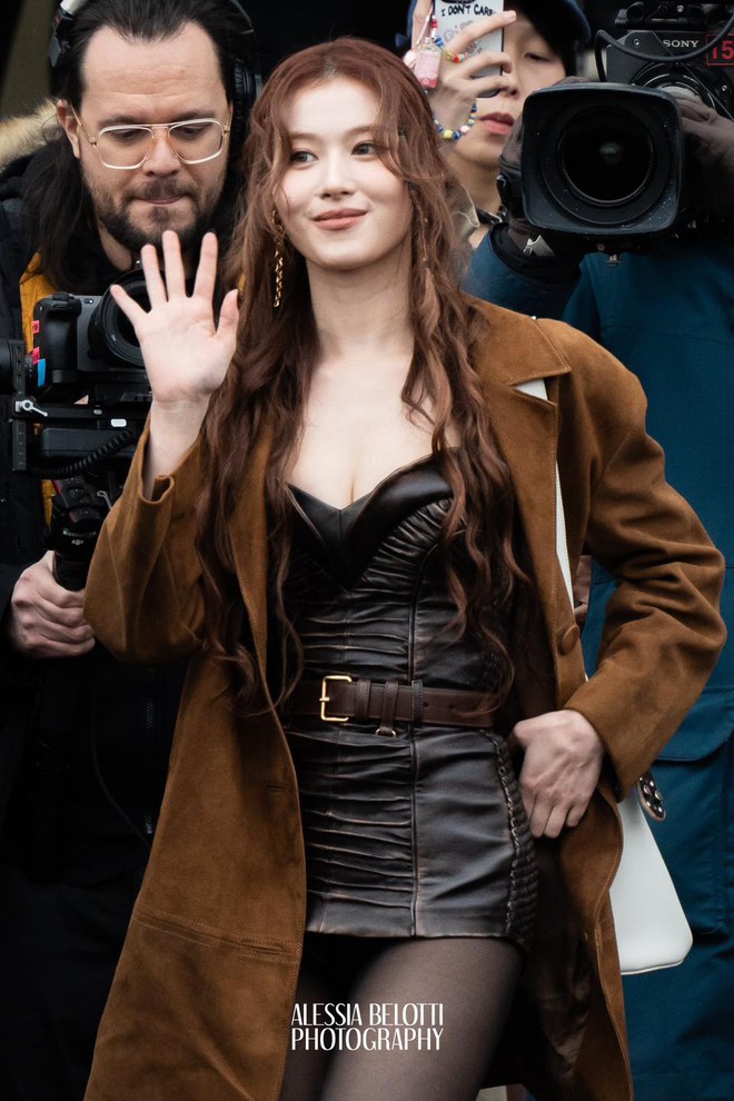 Show Prada hiu hắt đến tội, dàn Đại sứ đồng loạt mất tích vì đâu?- Ảnh 10.