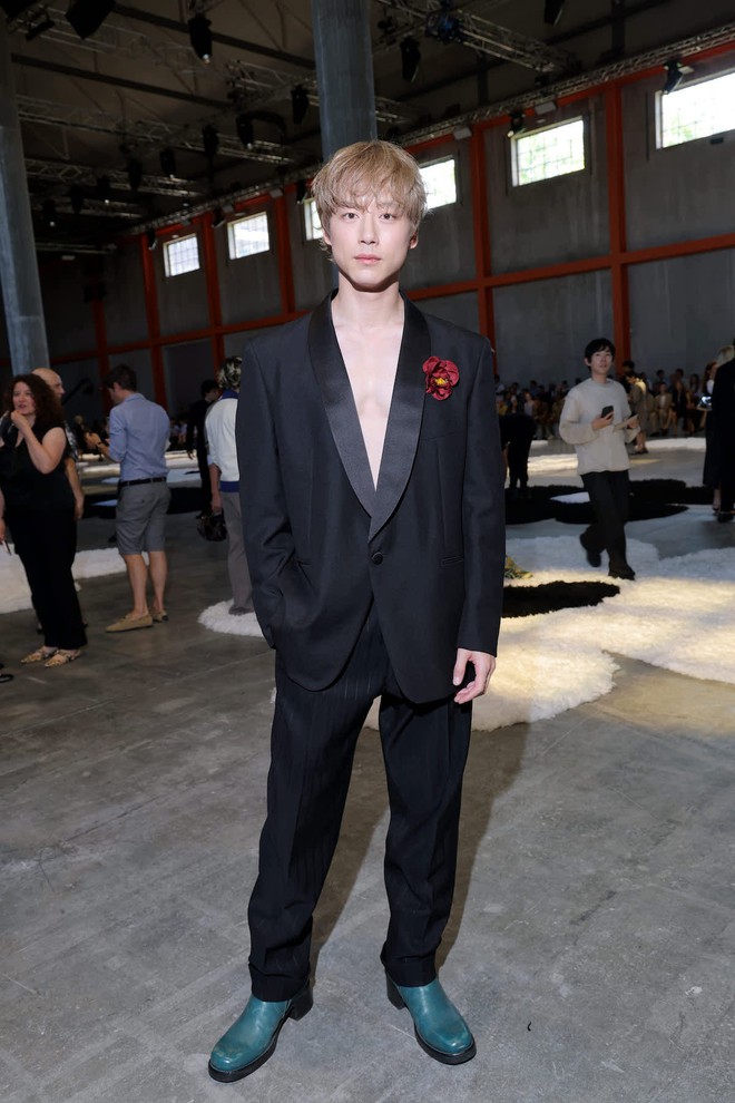 Show Prada hiu hắt đến tội, dàn Đại sứ đồng loạt mất tích vì đâu?- Ảnh 11.