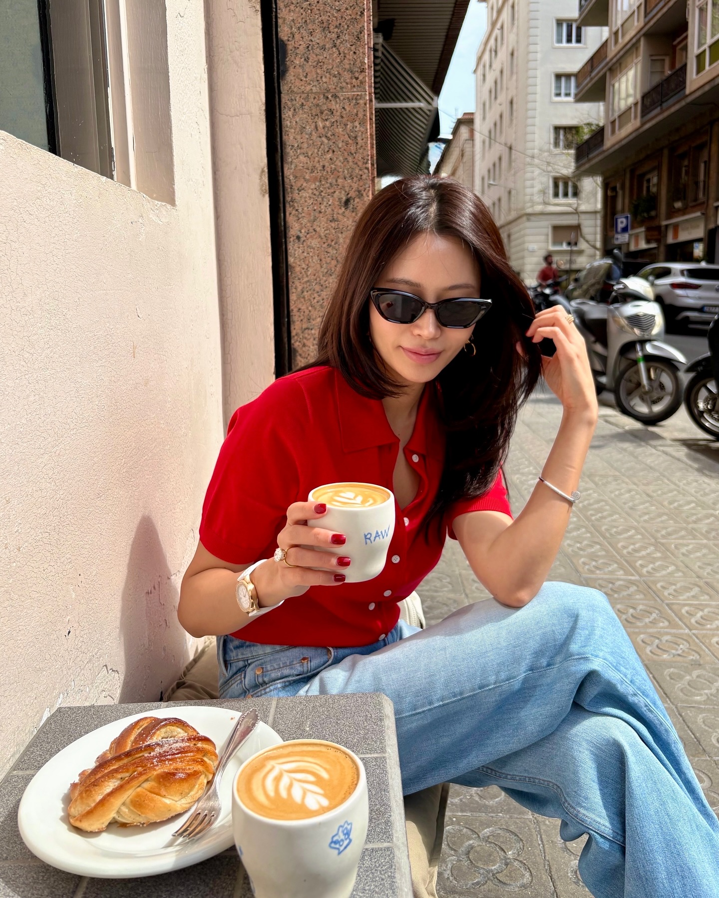 Trang phục màu đỏ chính là xu hướng hot nhất thu này: 10 cách diện giúp nàng nổi nhất khu phố, độ sang chảnh miễn bàn- Ảnh 1. Trang phục màu đỏ chính là xu hướng hot nhất thu này: 10 cách diện giúp nàng nổi nhất khu phố, độ sang chảnh miễn bàn- Ảnh 1.