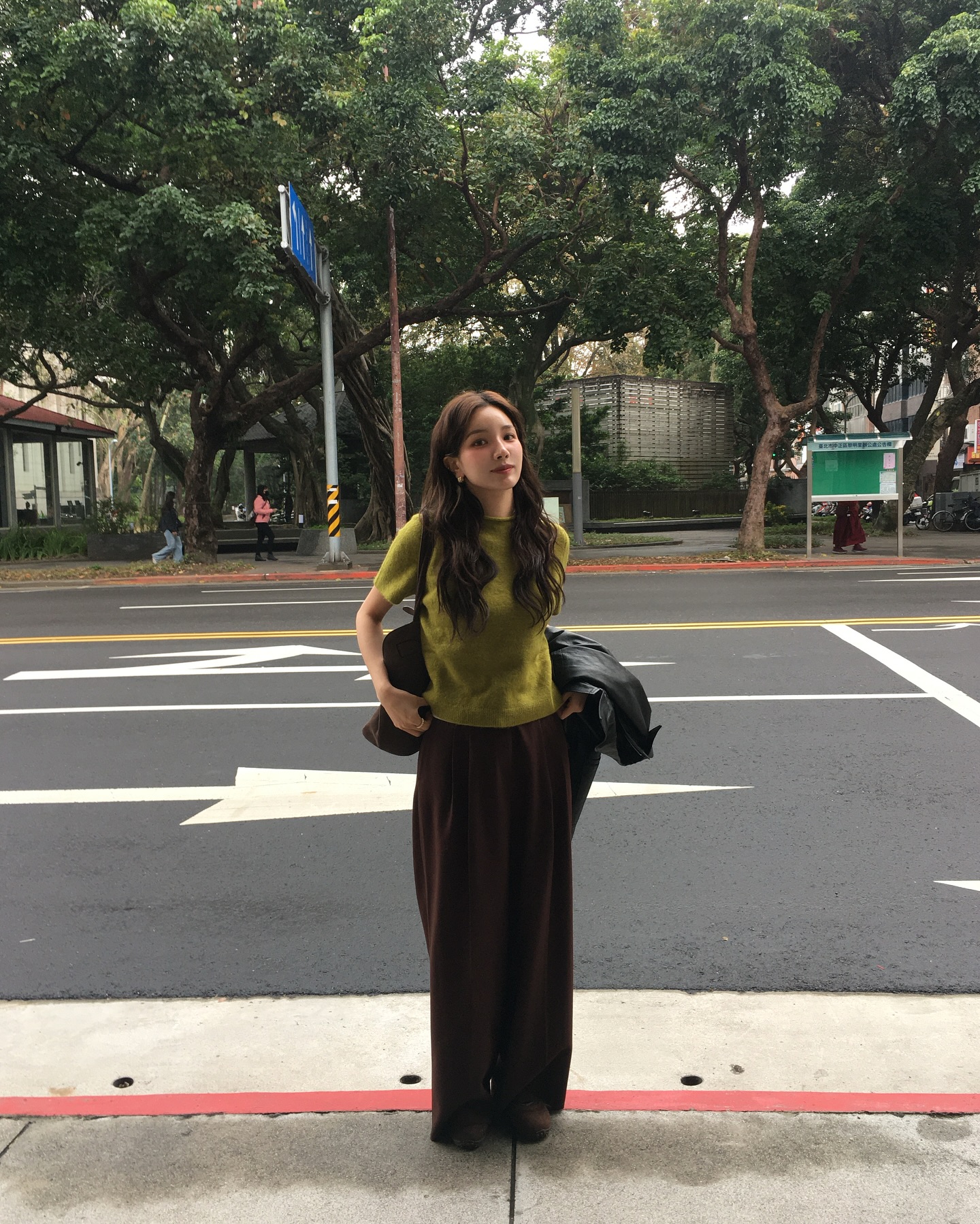 Vào mùa thu, chị em cứ mặc 5 món thời trang này là trẻ trung nhất- Ảnh 1.