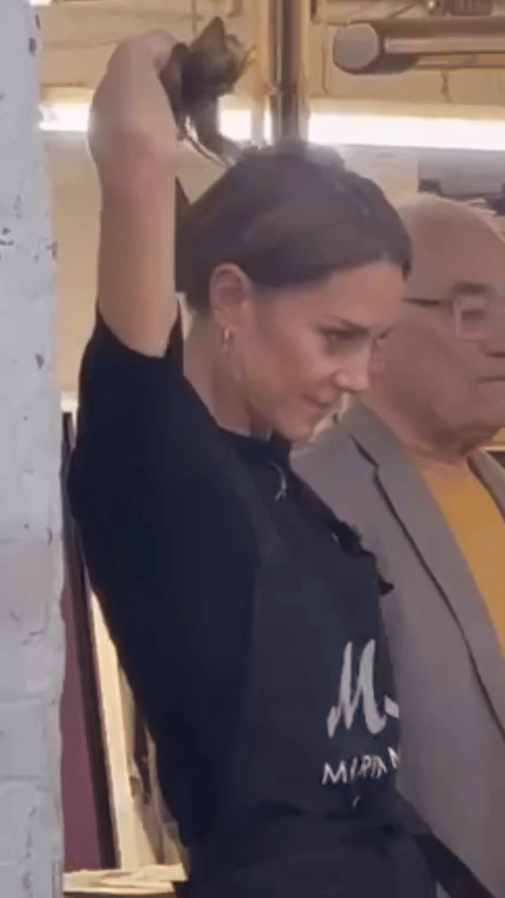 Vương phi Kate tay không búi tóc, thu hút hơn 54 triệu người xem- Ảnh 2.