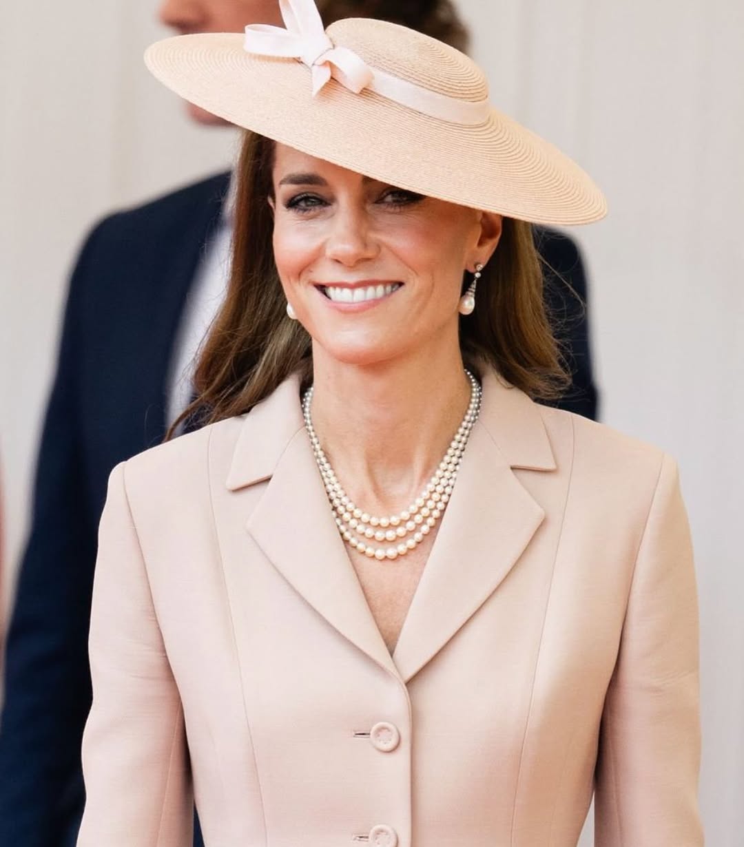 Vương phi Kate tay không búi tóc, thu hút hơn 54 triệu người xem- Ảnh 9.