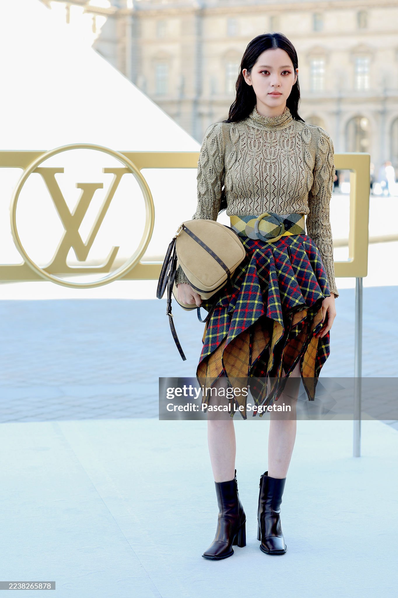 Lisa hôm nay là “búp bê sống”, cùng dàn sao khủng đổ bộ show Louis Vuitton- Ảnh 15.