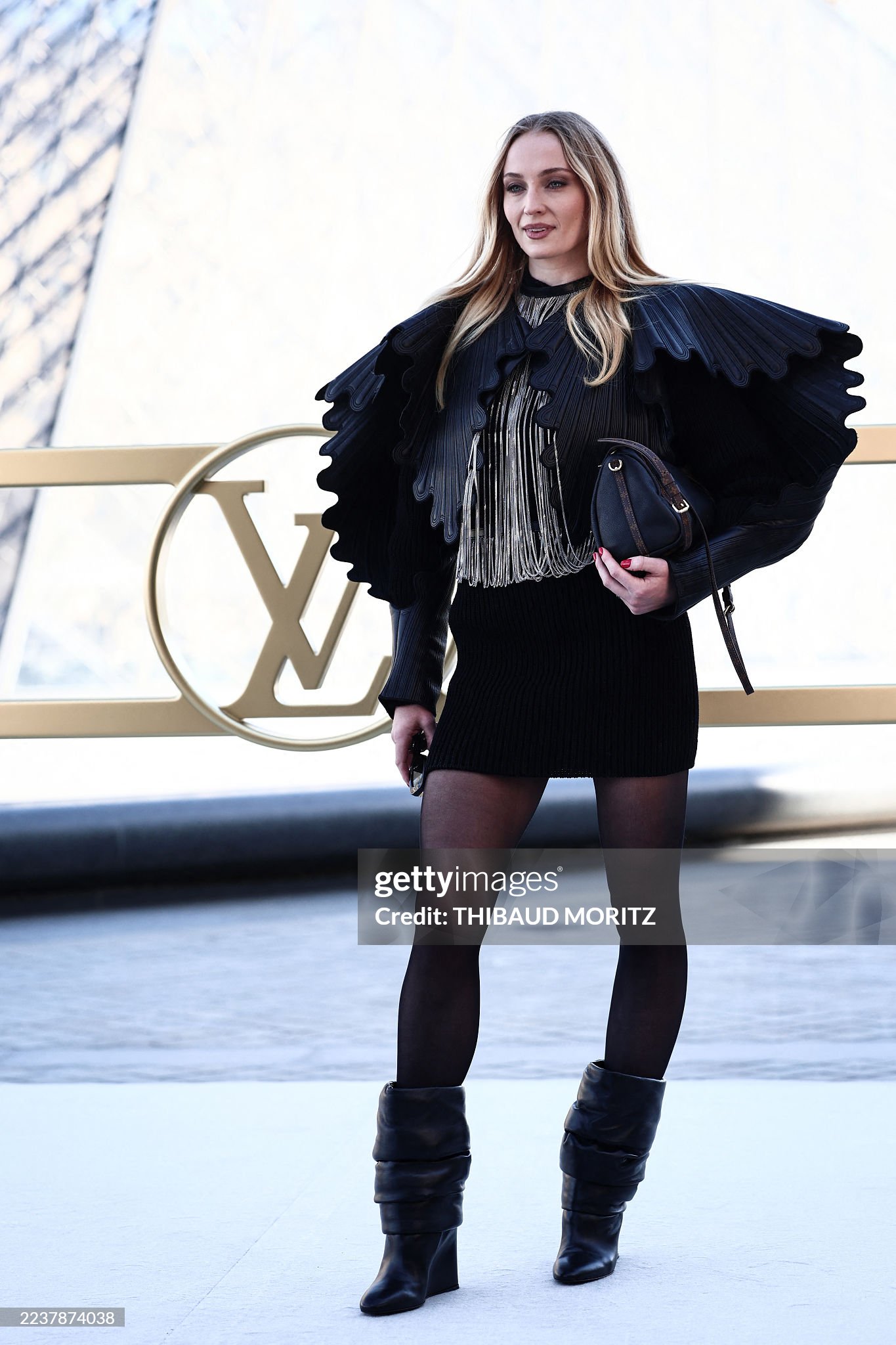 Lisa hôm nay là “búp bê sống”, cùng dàn sao khủng đổ bộ show Louis Vuitton- Ảnh 19.