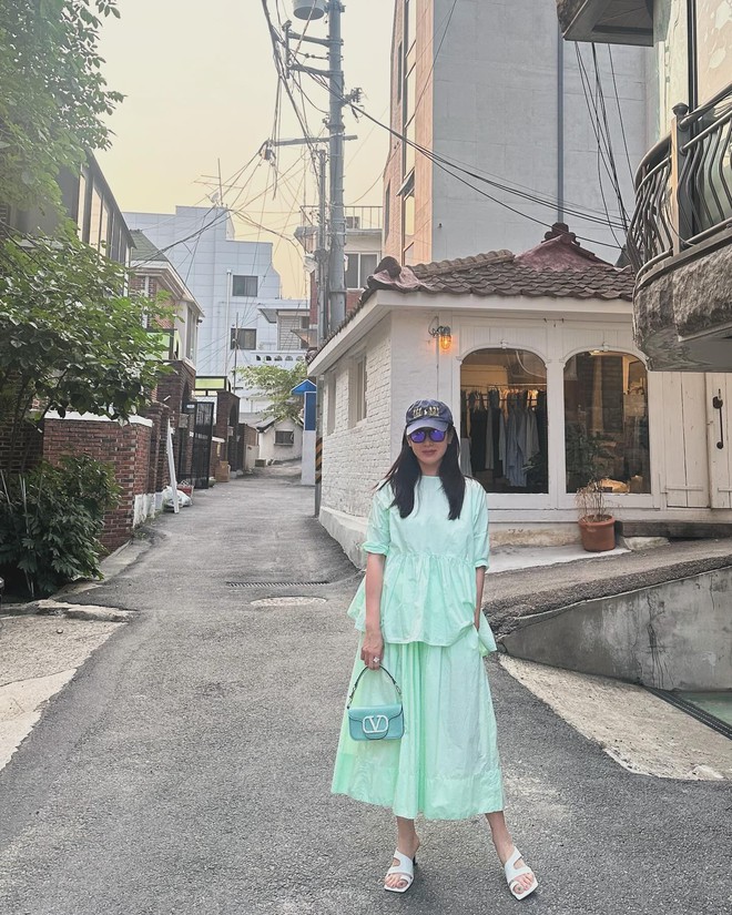 Người dì 43 tuổi của tôi thường xuyên được khen sành điệu, trẻ trung hơn tuổi nhờ mặc 5 kiểu chân váy- Ảnh 3.