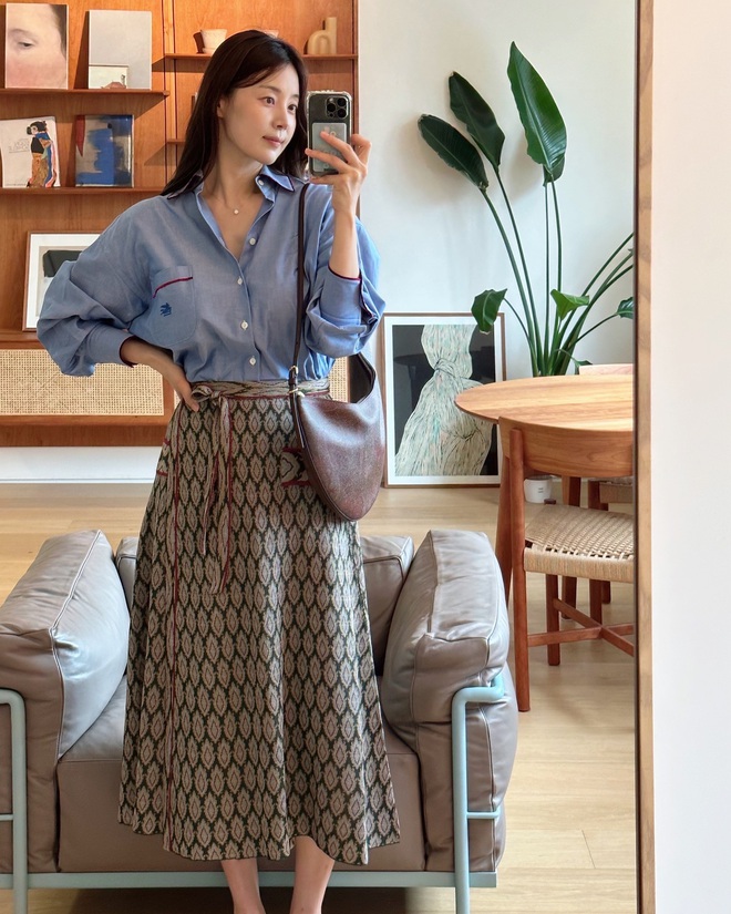 Người dì 43 tuổi của tôi thường xuyên được khen sành điệu, trẻ trung hơn tuổi nhờ mặc 5 kiểu chân váy- Ảnh 1.