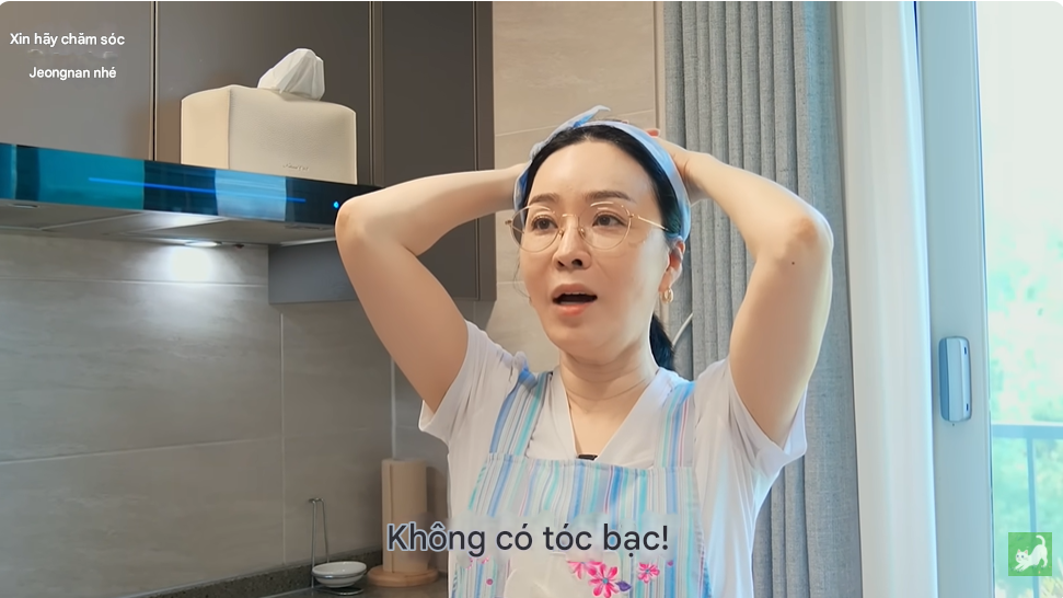 Nữ diễn viên 54 tuổi của phim Queen of Tears: "Tôi đã uống loại nước này được 6 tháng và thấy tóc đang dày hơn, tóc bạc cũng không mọc ra nữa"- Ảnh 4.