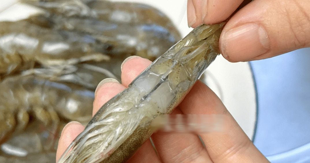 Tôm có 1 bộ phận cực bẩn mà chuyên gia khuyên nên vứt bỏ, 2 mẹo đơn giản giúp bạn xử lý cực nhanh- Ảnh 1.