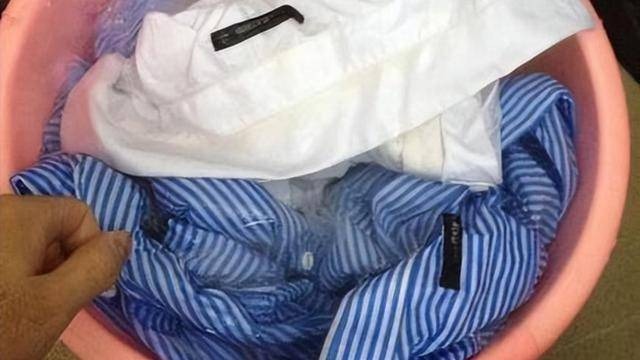 Dù quần áo ố vàng hay bẩn đến mấy, 